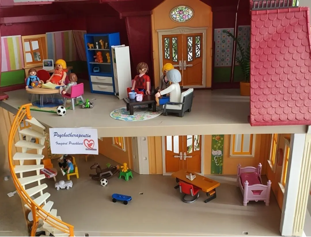 Ein einladender Therapieraum mit Sesseln und Spielsachen