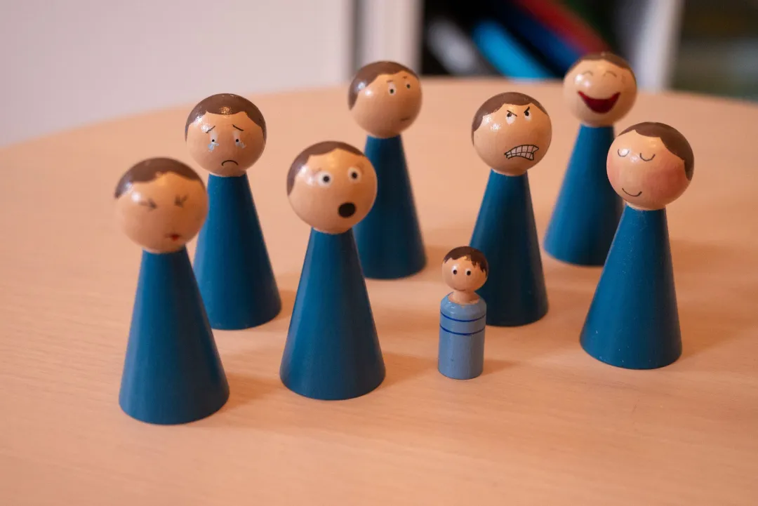 Emotionale Holzfiguren für die Diagnostik