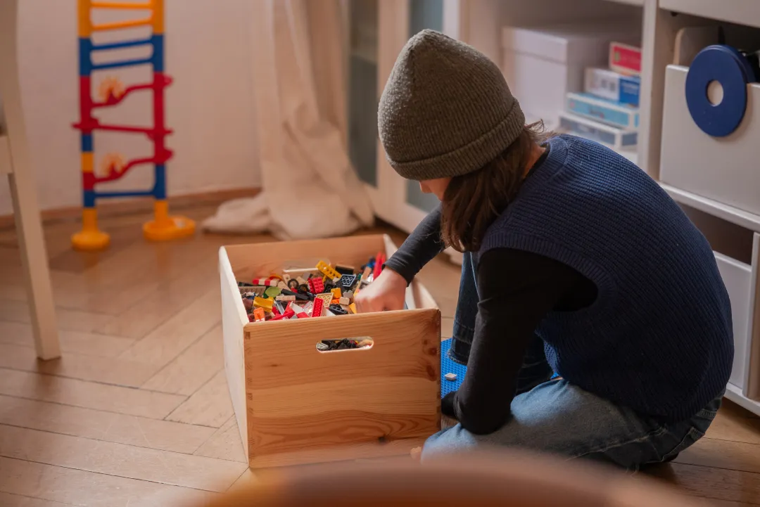 Warmer Therapieraum mit Holzspielzeug